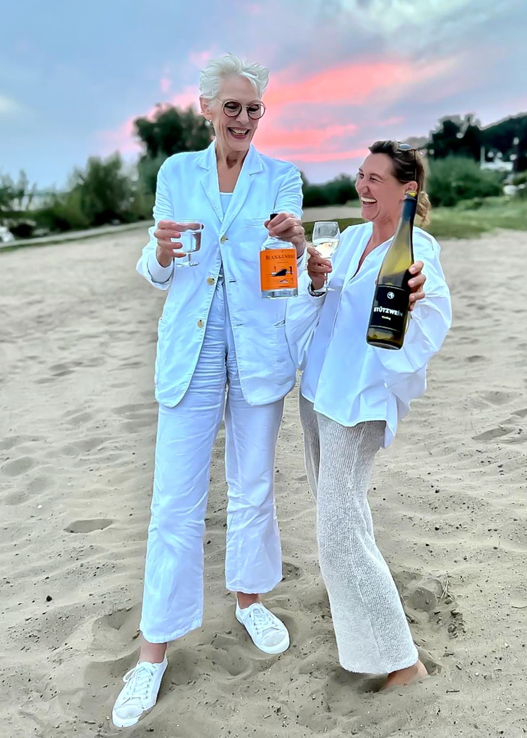 Freunde bei Sonnenuntergang