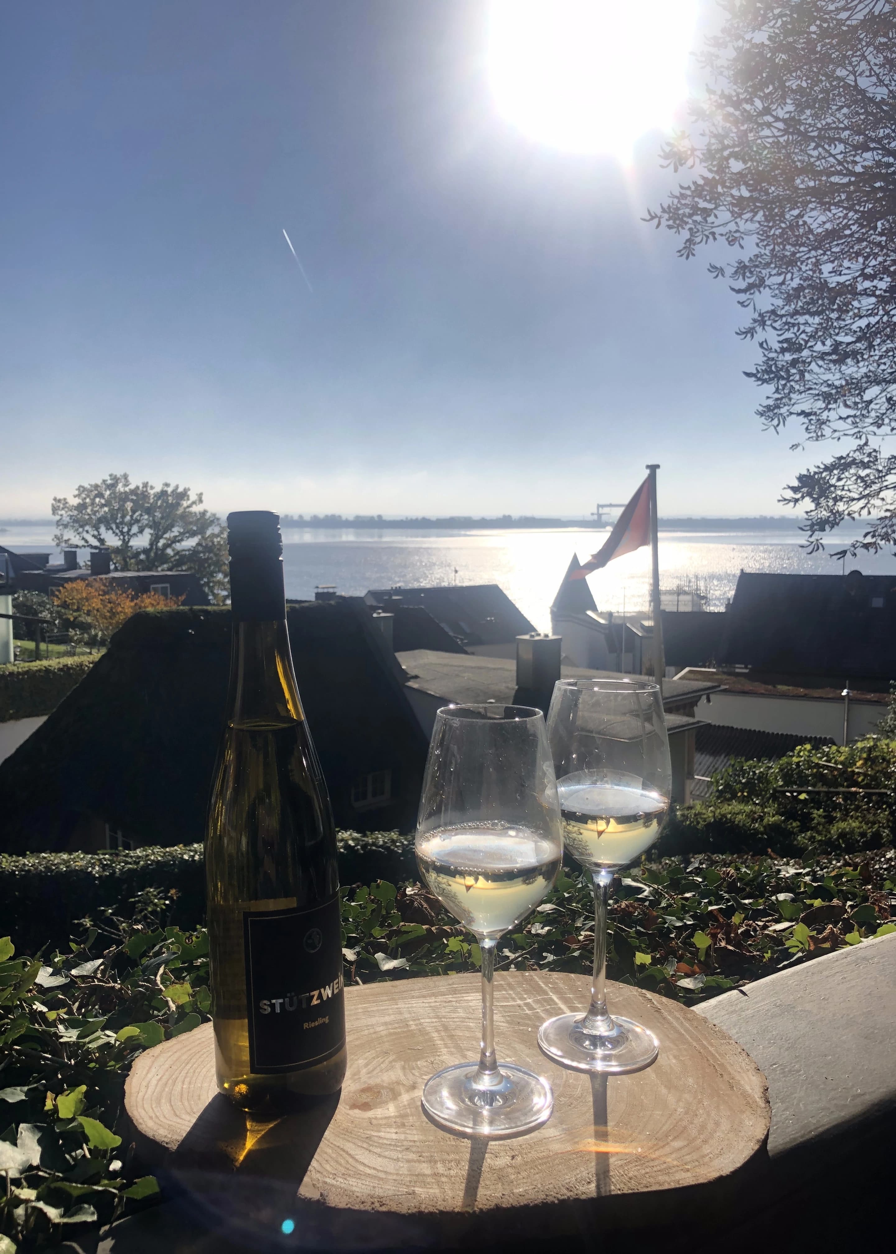 Stützwein Gläser am Wasser